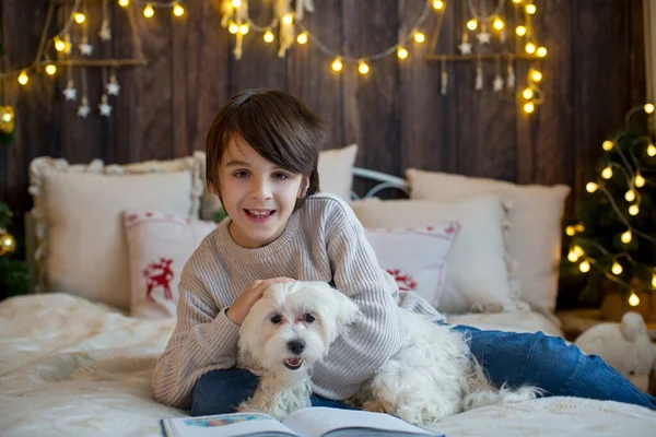 Familia Feliz Con Niños Perro Mascota Disfrutando Navidad Juntos Celebrando —  Fotos de Stock