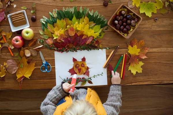 Enfant Doux Garçon Appliquer Des Feuilles Aide Colle Tout Faisant — Photo