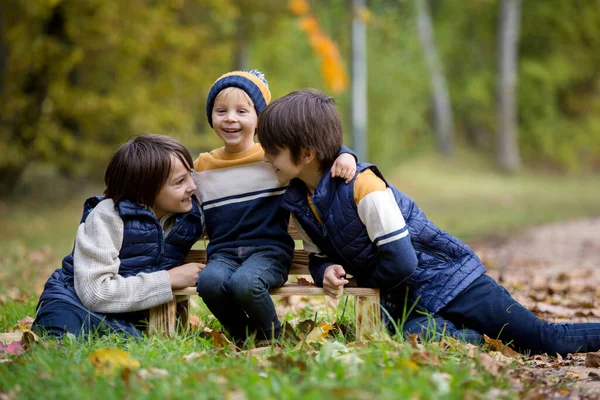Famille Heureuse Mère Avec Enfants Prise Photos Automne Dans Parc — Photo