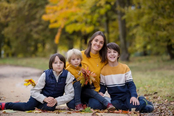 Gelukkige Familie Moeder Met Kinderen Foto Van Herfst Het Park — Stockfoto