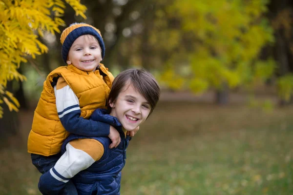Ευτυχισμένη Οικογένεια Μητέρα Παιδιά Φωτογραφήθηκαν Φθινόπωρο Στο Πάρκο Παιδιά Έπαιζαν — Φωτογραφία Αρχείου