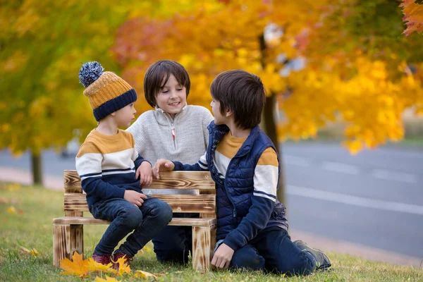 快乐的家庭 带着孩子的母亲 在公园里拍着秋天的照片 孩子们在玩耍 — 图库照片