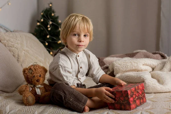 孩子们坐在床上 玩具娃娃的风格 可爱的幼儿 穿着时髦的休闲装 — 图库照片