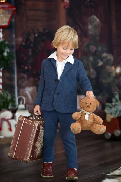 可爱的孩子 拿着手提箱和玩具熊 在家里等着度假 — 图库照片