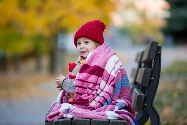 Szczęśliwe Dziecko Bawiące Się Jesienny Park Słoneczny Dzień Liście Liście — Zdjęcie stockowe