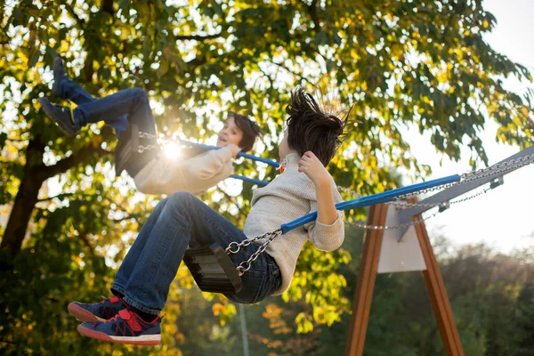 Glada Barn Leker Med Sällskapsdjur Hund Höstparken Solig Dag Lövverk — Stockfoto