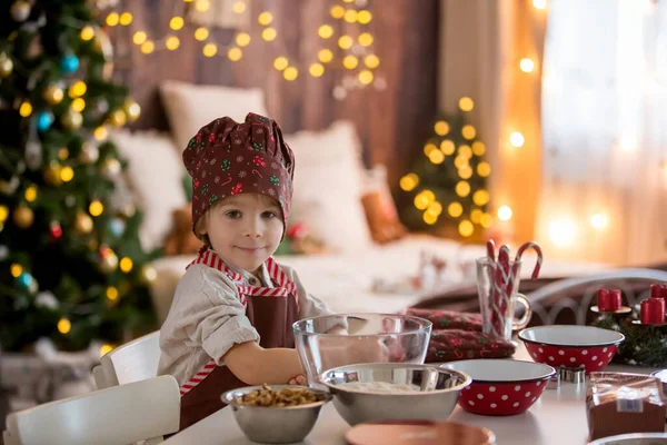 Lindo Niño Rubio Niño Pequeño Hornear Galletas Navidad Casa Divertirse — Foto de Stock