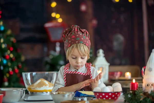 Enfant Blond Mignon Tout Petit Garçon Cuisson Biscuits Noël Maison — Photo