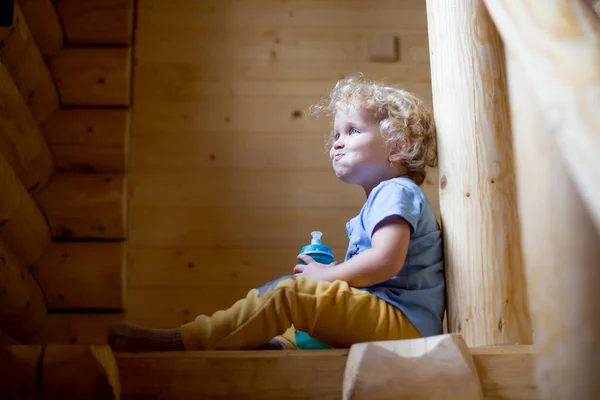 Lilla Söta Blonda Småbarn Sitter Trappa Trästuga Dricker Mjölk Flaska — Stockfoto