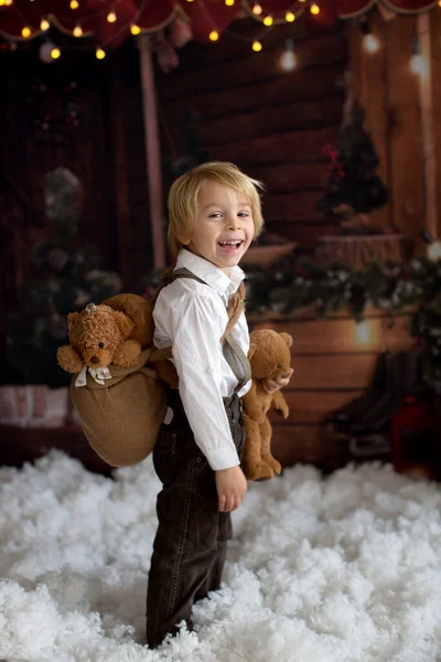 Симпатичный Мальчик Моды Играет Снегу Плюшевым Мишкой Перед Деревянным Бревном — стоковое фото