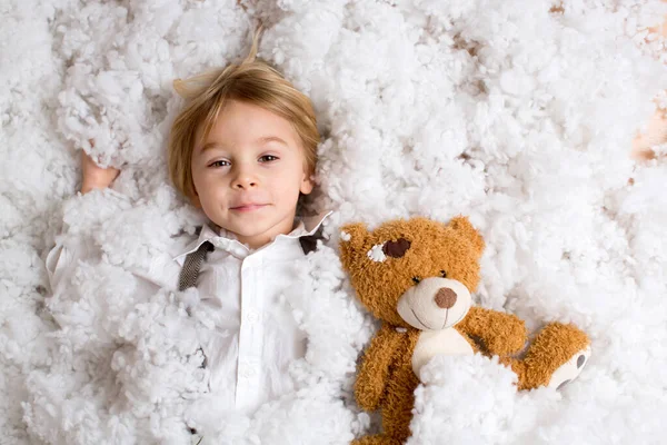 Bonito Menino Criança Moda Jogando Neve Com Ursinho Frente Tronco — Fotografia de Stock