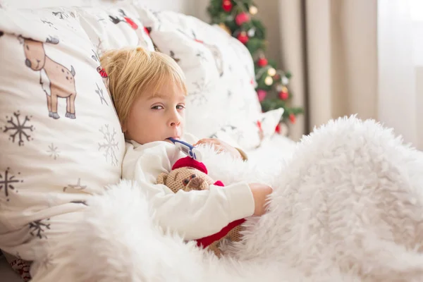Krásné Blond Batole Dítě Nemocný Chlapec Horečkou Ležící Posteli Vánoce — Stock fotografie