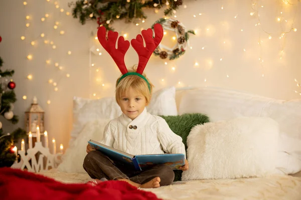 Lindo Niño Rubio Preescolar Leyendo Libro Regalo Apertura Navidad Casa —  Fotos de Stock