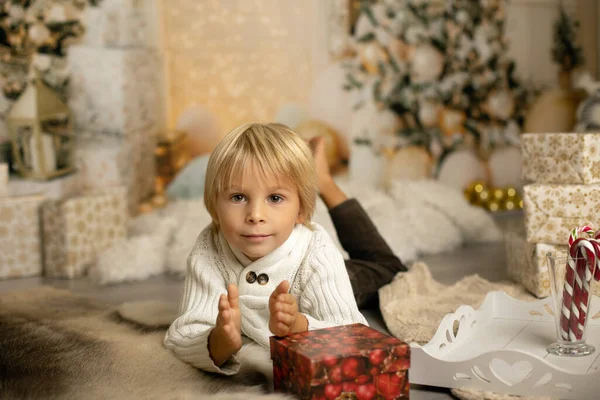 Tatlı Sarışın Anaokulu Çocuğu Kitap Okuyor Noel Rahat Evde Hediyesini — Stok fotoğraf