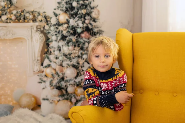 Sevimli Sarışın Çocuk Kreş Çocuğu Kurabiye Yiyor Noel Işıklar Dekorasyonla — Stok fotoğraf