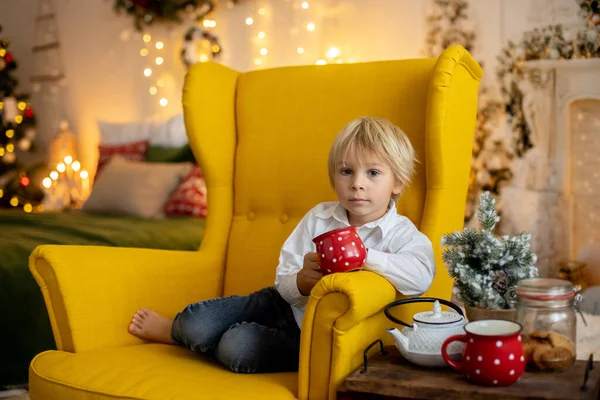 Tatlı Çocuk Oğlum Noel Için Süslü Bir Odada Sarı Bir — Stok fotoğraf