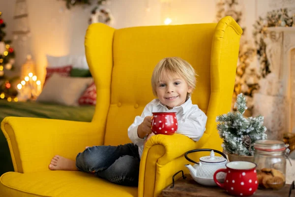 かわいい子供 男の子 クリスマスの装飾された部屋の黄色のアームチェアに座って 居心地の良い場所 — ストック写真