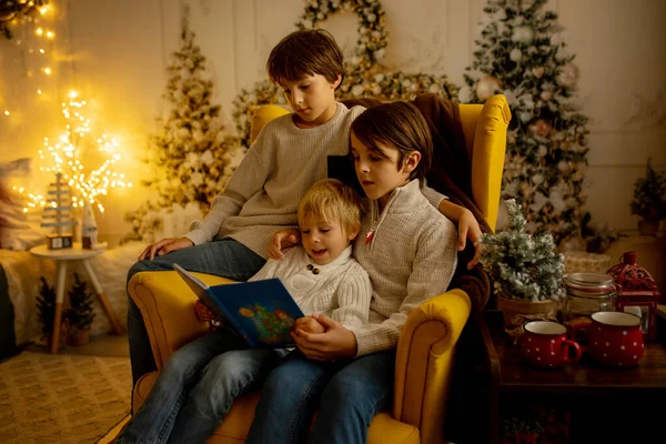 Crianças Irmãos Meninos Sentados Uma Poltrona Amarela Quarto Decorado Para — Fotografia de Stock