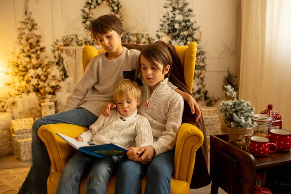 Niños Hermanos Sentados Sillón Amarillo Una Habitación Decorada Para Navidad —  Fotos de Stock