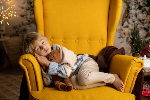 Criança Bonito Menino Sentado Uma Poltrona Amarela Uma Sala Decorada — Fotografia de Stock