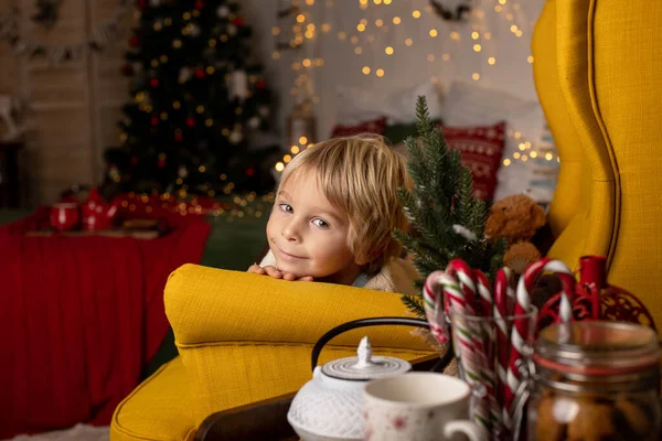Tatlı Çocuk Oğlum Noel Için Süslü Bir Odada Sarı Bir — Stok fotoğraf