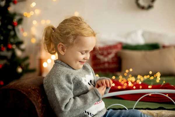 Aranyos Kis Göndör Lány Télen Karácsonyi Pulcsi Hangulatos Szobában Díszített — Stock Fotó