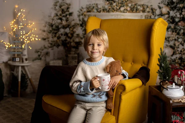 Criança Bonito Menino Sentado Uma Poltrona Amarela Uma Sala Decorada — Fotografia de Stock