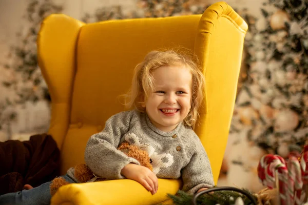 Nettes Kleines Kleinkind Lockiges Mädchen Winter Weihnachtspullover Sitzt Gemütlichen Raum — Stockfoto