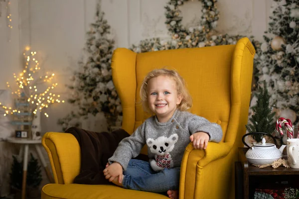 かわいい幼児は冬のクリスマスセーターで女の子を巻き 居心地の良い部屋に座って クリスマスのために装飾 — ストック写真