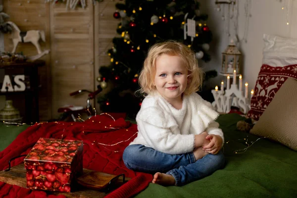 Roztomilé Malé Batole Kudrnaté Dívka Zimě Vánoční Svetr Sedí Útulném — Stock fotografie