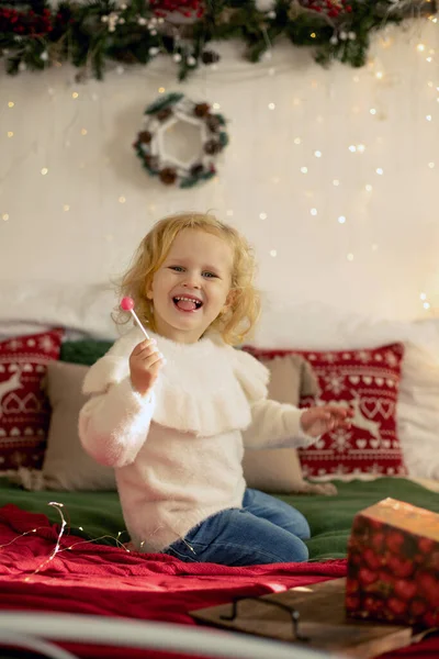 Bonito Pequena Menina Encaracolado Inverno Camisola Natal Sentado Quarto Acolhedor — Fotografia de Stock