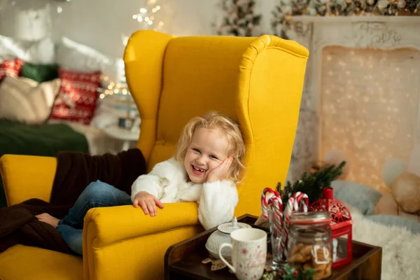Roztomilé Malé Batole Kudrnaté Dívka Zimě Vánoční Svetr Sedí Útulném — Stock fotografie