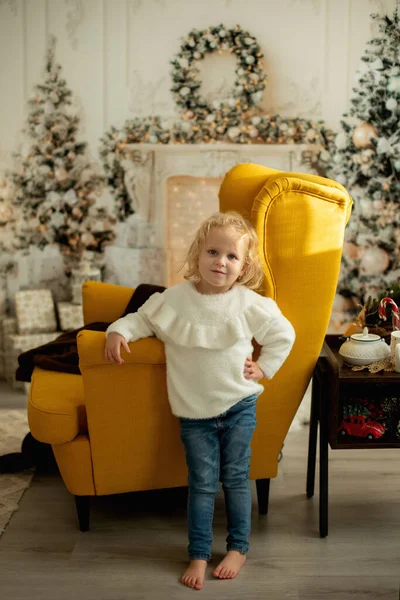 Χαριτωμένο Μικρό Σγουρό Κοριτσάκι Χειμώνα Χριστουγεννιάτικο Πουλόβερ Κάθεται Άνετο Δωμάτιο — Φωτογραφία Αρχείου