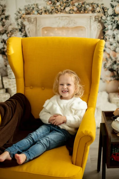 かわいい幼児は冬のクリスマスセーターで女の子を巻き 居心地の良い部屋に座って クリスマスのために装飾 — ストック写真