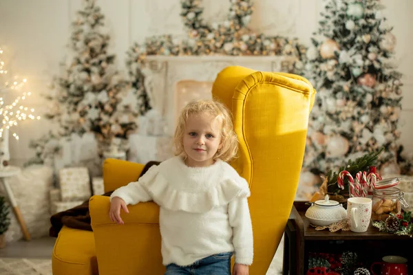 Симпатична Маленька Дитина Кучерява Дівчинка Зимовому Різдвяному Светрі Сидить Затишній — стокове фото