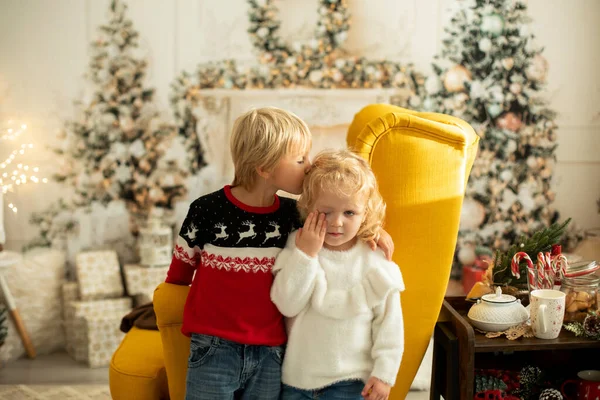 Cute Little Little Toddler Kręcone Dziewczyna Zimie Sweter Boże Narodzenie — Zdjęcie stockowe