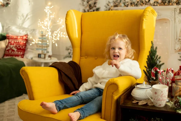 Bonito Pequena Menina Encaracolado Inverno Camisola Natal Sentado Quarto Acolhedor — Fotografia de Stock