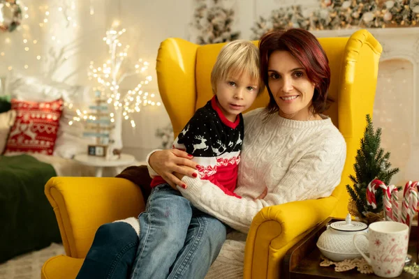 Anne Çocuklar Kışın Noel Süveteri Giyer Rahat Bir Odada Oturur — Stok fotoğraf