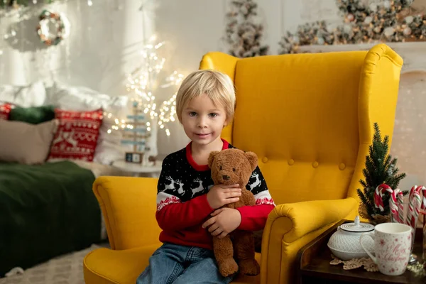 Cute Blond Maluch Przedszkola Chłopiec Czytając Książkę Otwierając Prezent Boże — Zdjęcie stockowe