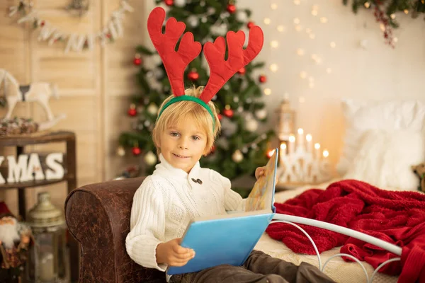 Roztomilý Blond Batole Školka Chlapec Čtení Knihy Otevření Dárek Vánoce — Stock fotografie