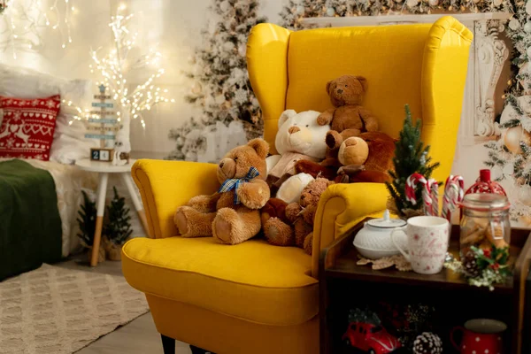 Αρκουδάκια Κάθονται Άνετο Δωμάτιο Διακοσμημένα Για Χριστούγεννα — Φωτογραφία Αρχείου