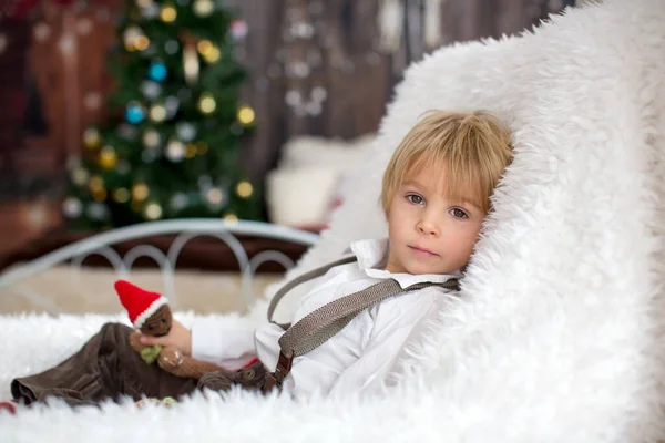 Niño Adorable Sentado Sillón Acogedor Con Manta Suave Leyendo Libro — Foto de Stock