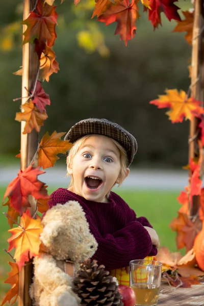 かわいいブロンドの幼児の子供は 公園で装飾 リンゴ マグカップ ハリネズミと秋の木製のスタンドの横に立って — ストック写真