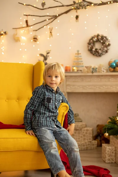 Criança Bonito Menino Jogando Quarto Decorado Para Natal Lugar Aconchegante — Fotografia de Stock