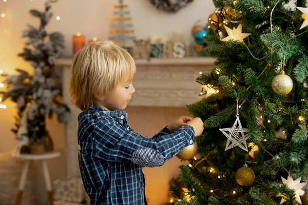 Enfant Mignon Garçon Jouer Dans Une Chambre Décorée Pour Noël — Photo