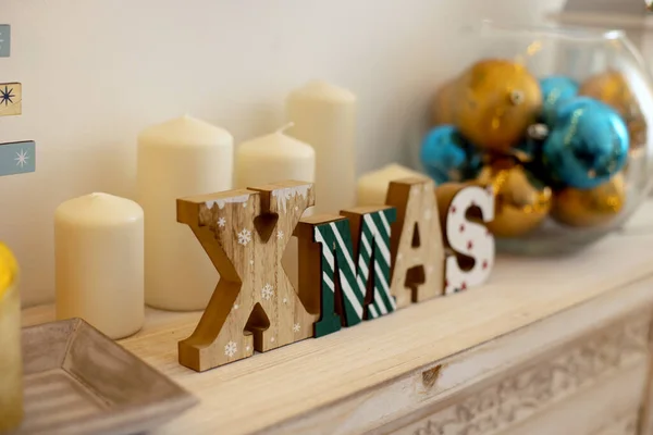 Schattig Kind Jongen Spelen Een Ingerichte Kamer Voor Kerstmis Gezellige — Stockfoto