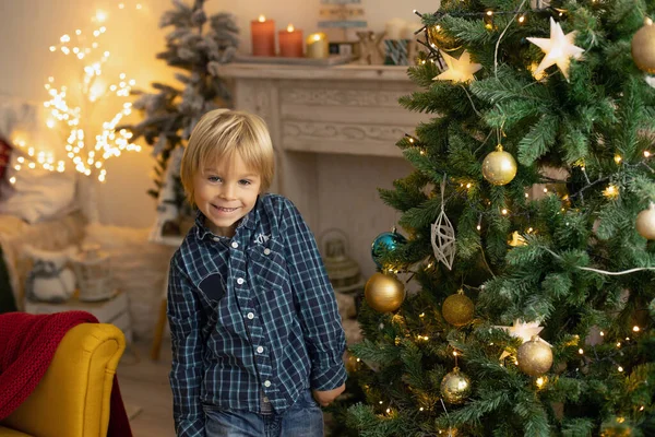 Χαριτωμένο Παιδί Αγόρι Παίζει Ένα Διακοσμημένο Δωμάτιο Για Χριστούγεννα Άνετο — Φωτογραφία Αρχείου
