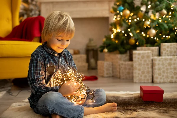 Bambino Carino Ragazzo Giocando Una Stanza Decorata Natale Luogo Accogliente — Foto Stock