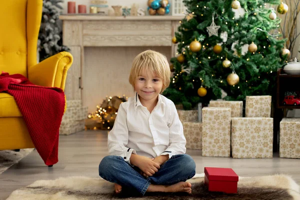 Criança Bonito Menino Jogando Quarto Decorado Para Natal Lugar Aconchegante — Fotografia de Stock