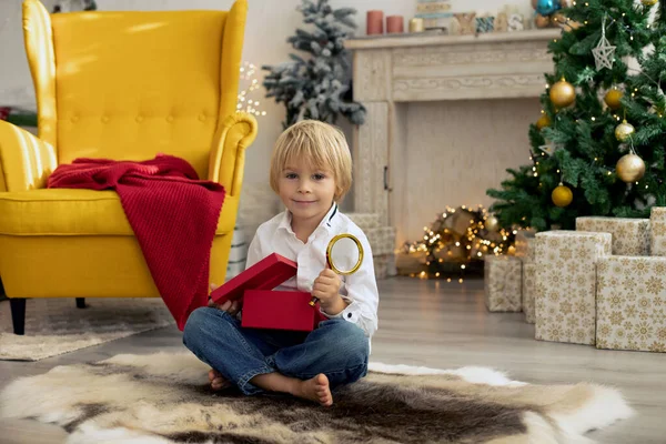 Милый Ребенок Мальчик Играет Украшенной Комнате Рождество Уютное Место — стоковое фото
